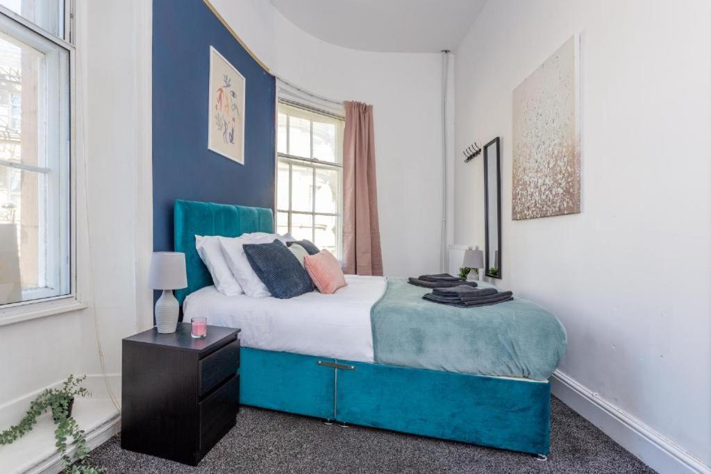 Newcastle's - Sleeps 10 *