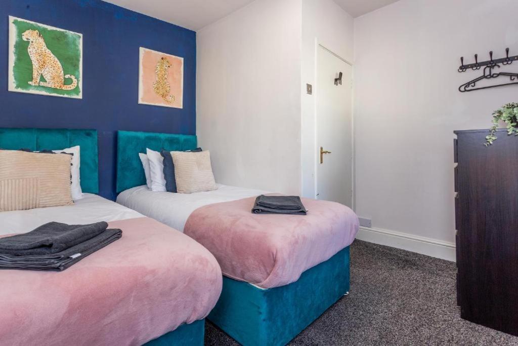 Newcastle's - Sleeps 10 *